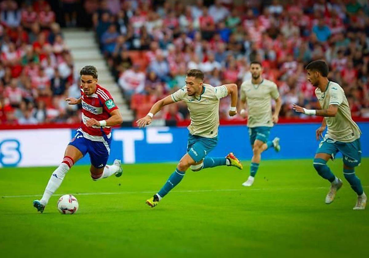Theo Corbeanu conduce un balón perseguido por futbolistas del Córdoba.