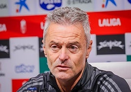 Fran Escribá comparece en la sala de prensa de Los Cármenes este jueves.