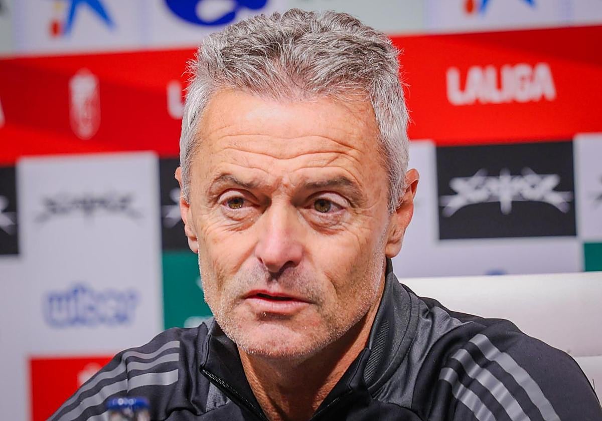 Fran Escribá comparece en la sala de prensa de Los Cármenes este jueves.