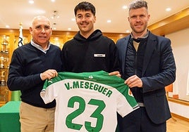 Víctor Meseguer posa con su nueva camiseta.
