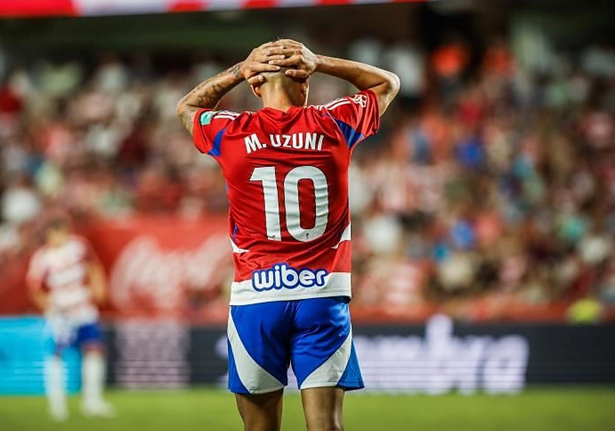 Myrto Uzuni se lleva las manos a la cabeza durante un partido.