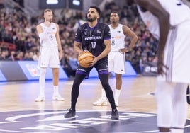 Amine Noua se dispone a lanzar un tiro libre en el partido ante el Real Madrid.