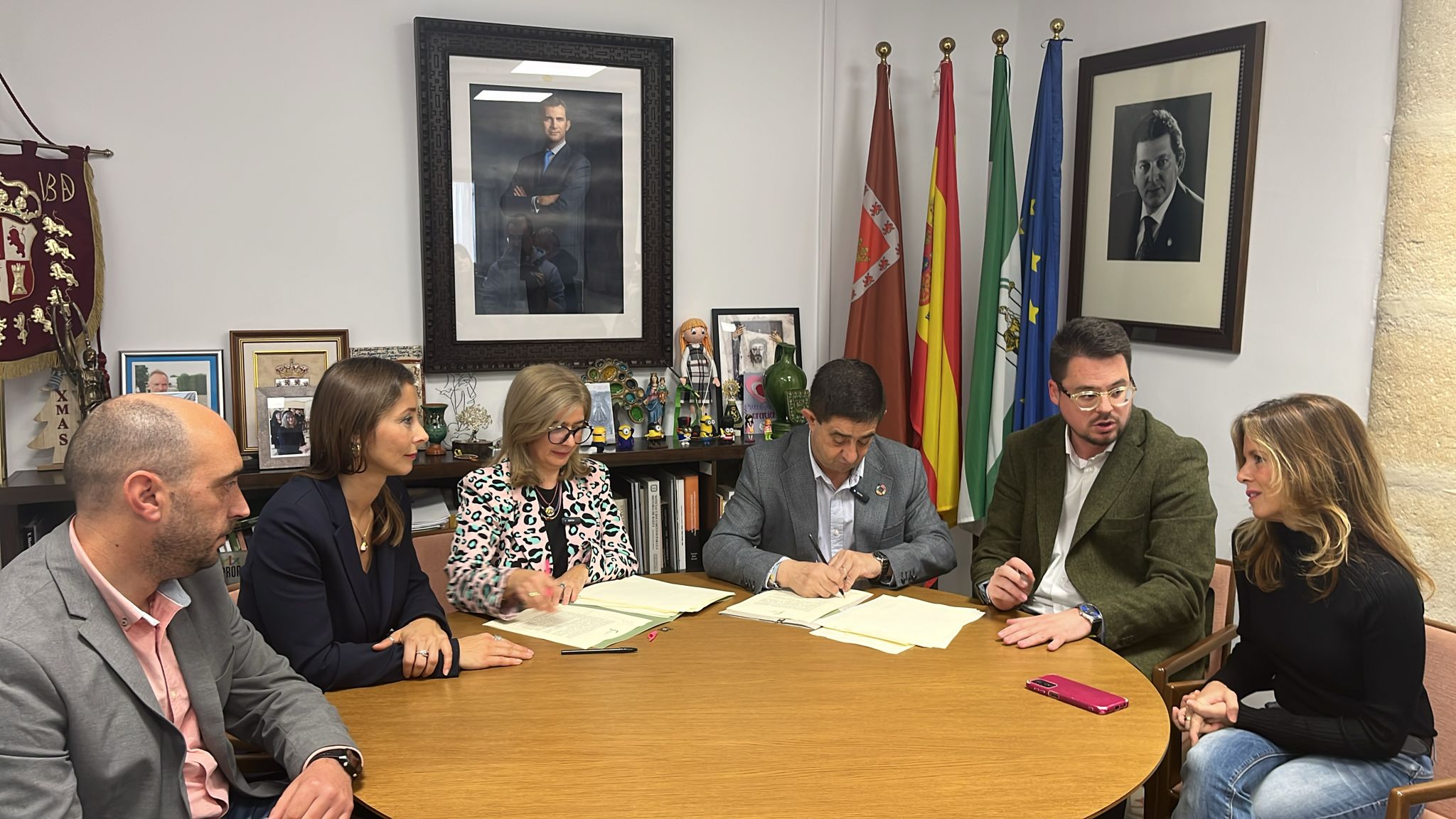 En el centro, Antonia Olivares y Paco Reyes en la firma del convenio de colaboración.