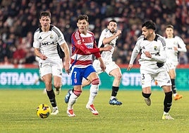 El rojiblanco Lucas Boyé pasa la pelota a la banda en mitad de un ataque.
