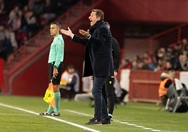 El entrenador del Burgos, Luis Miguel Ramis, gesticula durante el partido.