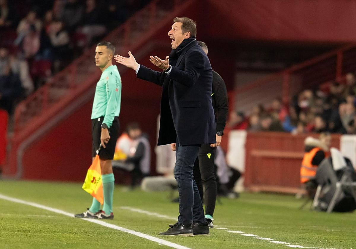 El entrenador del Burgos, Luis Miguel Ramis, gesticula durante el partido.