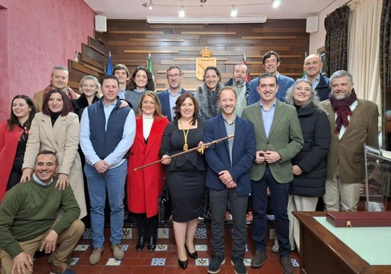 Rocío Beltrán, con el bastón de mando como nueva alcaldesa, acompañada de concejales y representantes provinciales del PP.