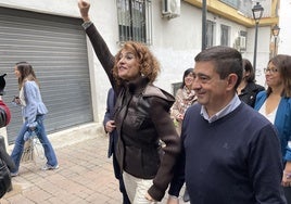 María Jesús Montero, escoltada por Paco Reyes y el alcalde de Jaén Julio Millán (izquierda).