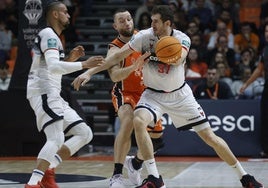 Un lance del choque entre el Valencia y el Covirán en la Fonteta, Guerrero trata de superar a Costello ante Clavell.