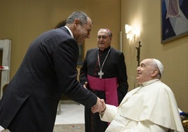 el Presidente de la Cooperativa, José Antonio Benito, saluda al Papa.