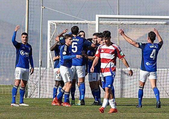 Los futbolistas del Linares celebran el gol de Hugo Díaz.