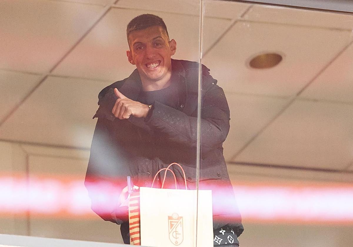 Myrto Uzuni saluda a cámara desde un palco en Los Cármenes.