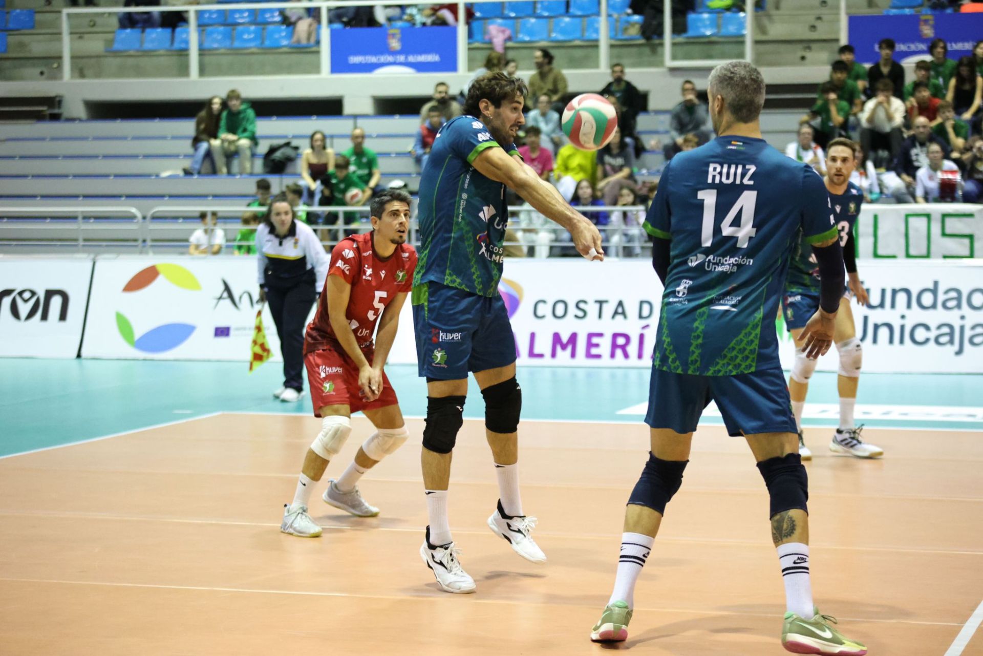 Juanmi González, que recibe, hizo un excelente partido en ataque.