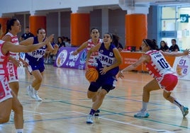 Alba Vigo, con el balón en una imagen de archivo, fue la máxima anotadora ante el Terralfás.