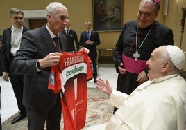 Fernando Bailón entrega la camiseta del Covirán al Papa.