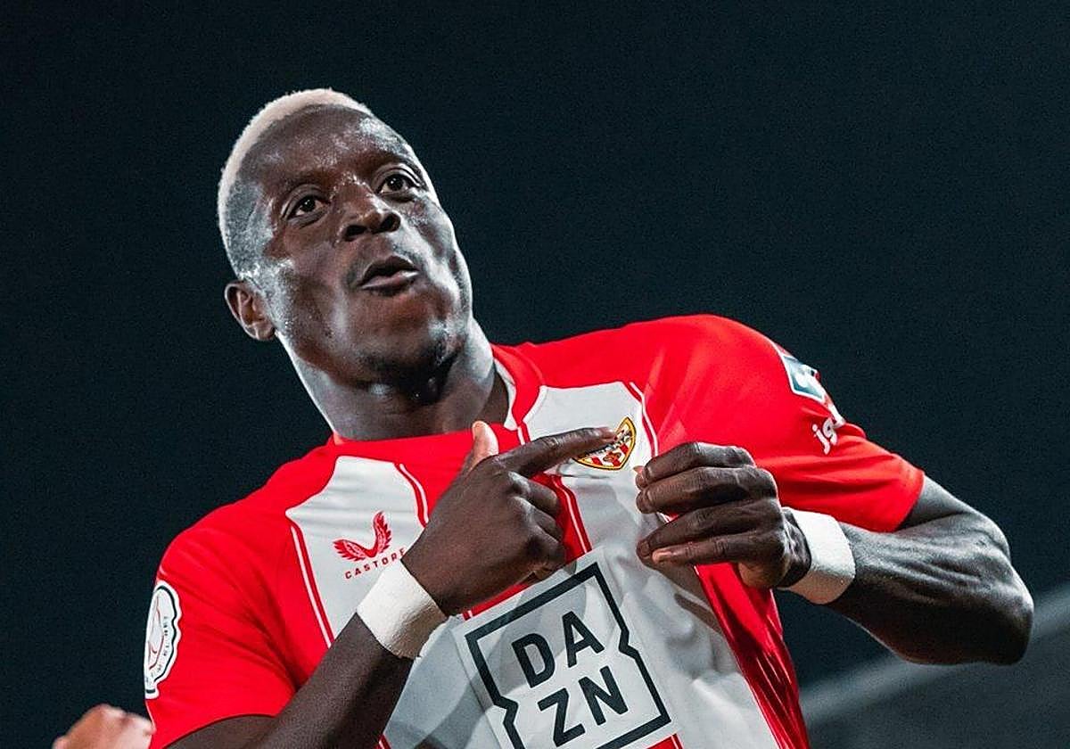 Dion Lopy, comprometido defensor del escudo, será fijo en el once de Rubi.