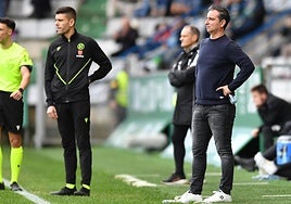 Jandro contempla con gesto contrariado el partido de su equipo en Ferrol.