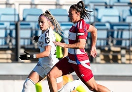 Alba Pérez pelea un balón con Athenea.