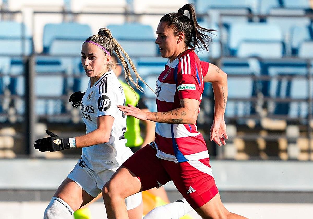 Alba Pérez pelea un balón con Athenea.
