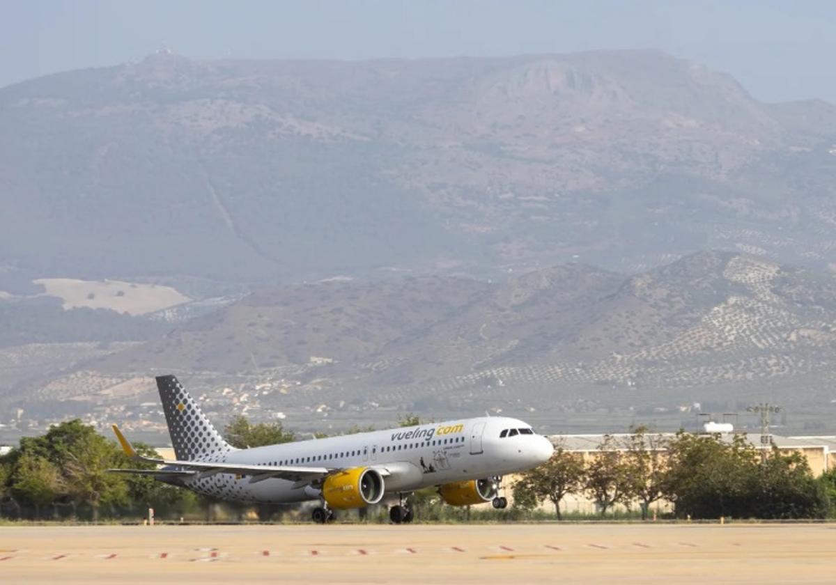 Un avión de Vueling, en la pista del aeropuerto de Granada en una imagen de archivo.