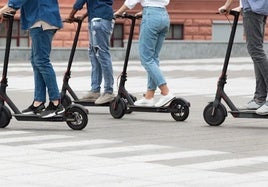 Imagen de archivo de varias personas utilizando patinetes eléctricos.