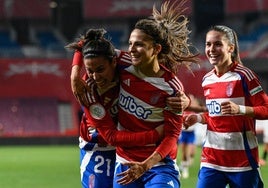 Las jugadoras del Granada celebran un gol de Laura Pérez en Los Cármenes.