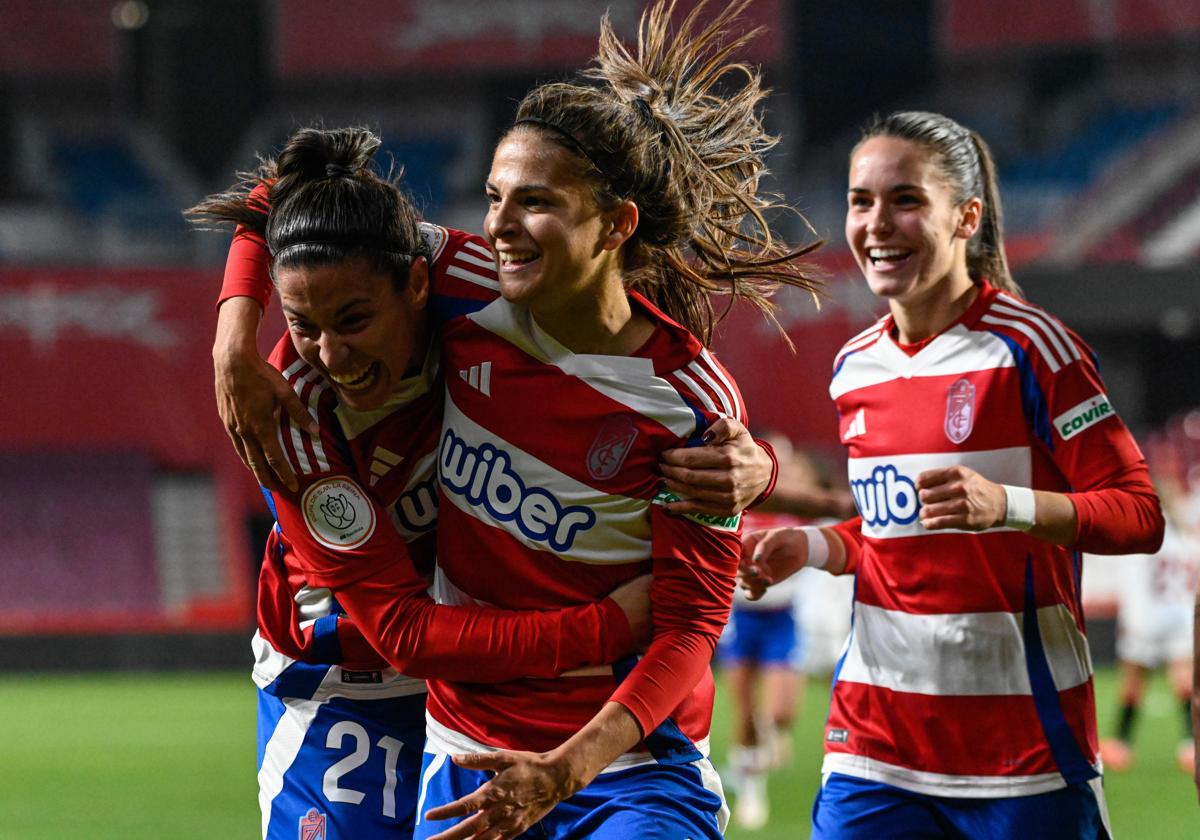 Las jugadoras del Granada celebran un gol de Laura Pérez en Los Cármenes.