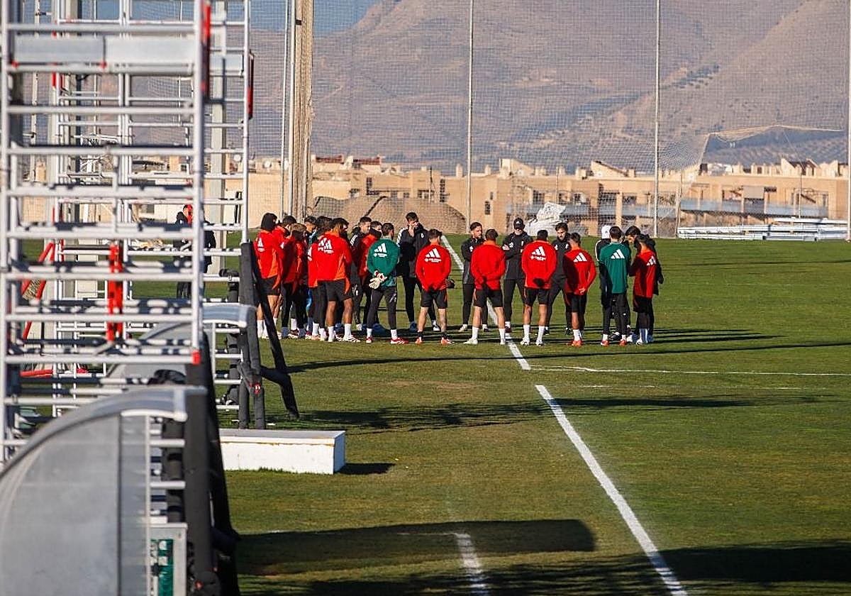 Charla de Fran Escribá a sus futbolistas este lunes, sin Myrto Uzuni entre ellos.