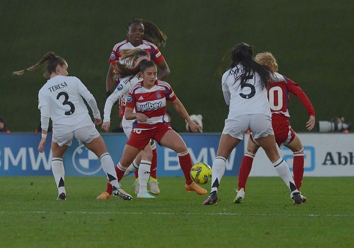 Lucía Ramos controla un balón durante la visita al Real Madrid.