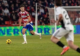 Miguel Rubio juega un balón contra el Burgos.