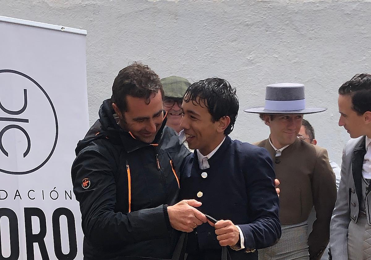 El Fandi con Pablo Fernández, novillero triunfador del Certamen del pasado año).