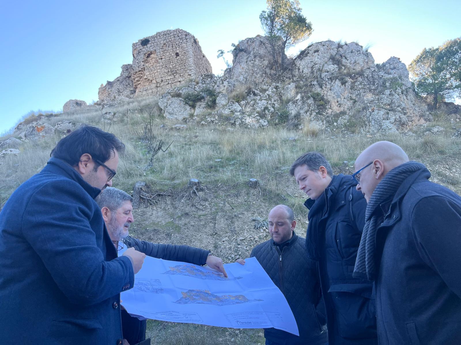 Explican el proyecto de conservación con los restos del castillo de Campillo al fondo.