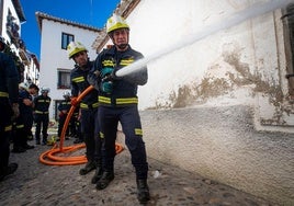 Una cuadrilla de Bomberos se entrena durante los ejercicios prácticos en el Albaicín