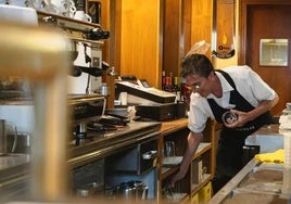 Un camarero atendiendo clientes en un bar