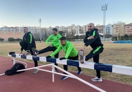 Lorenzo Jiménez Vigo estirando junto a sus compañeros de entretenimiento