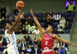 Bell-Haynes (d) puntea un tiro de un jugador del Oporto.