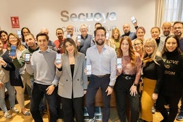 Raúl Berdonés, presidente de la multinacional Secuoya Content Group, en la sede del grupo en Granada, en la Gran Vía, con parte del equipo.