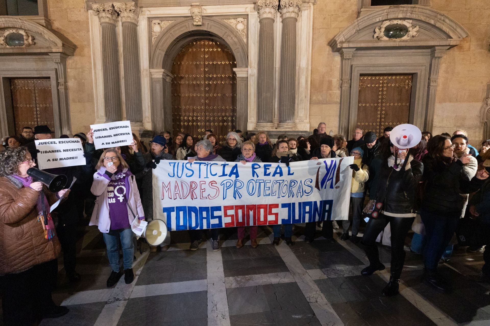 Imagen de una protesta que tuvo lugar ayer en apoyo a la madre de Maracena.