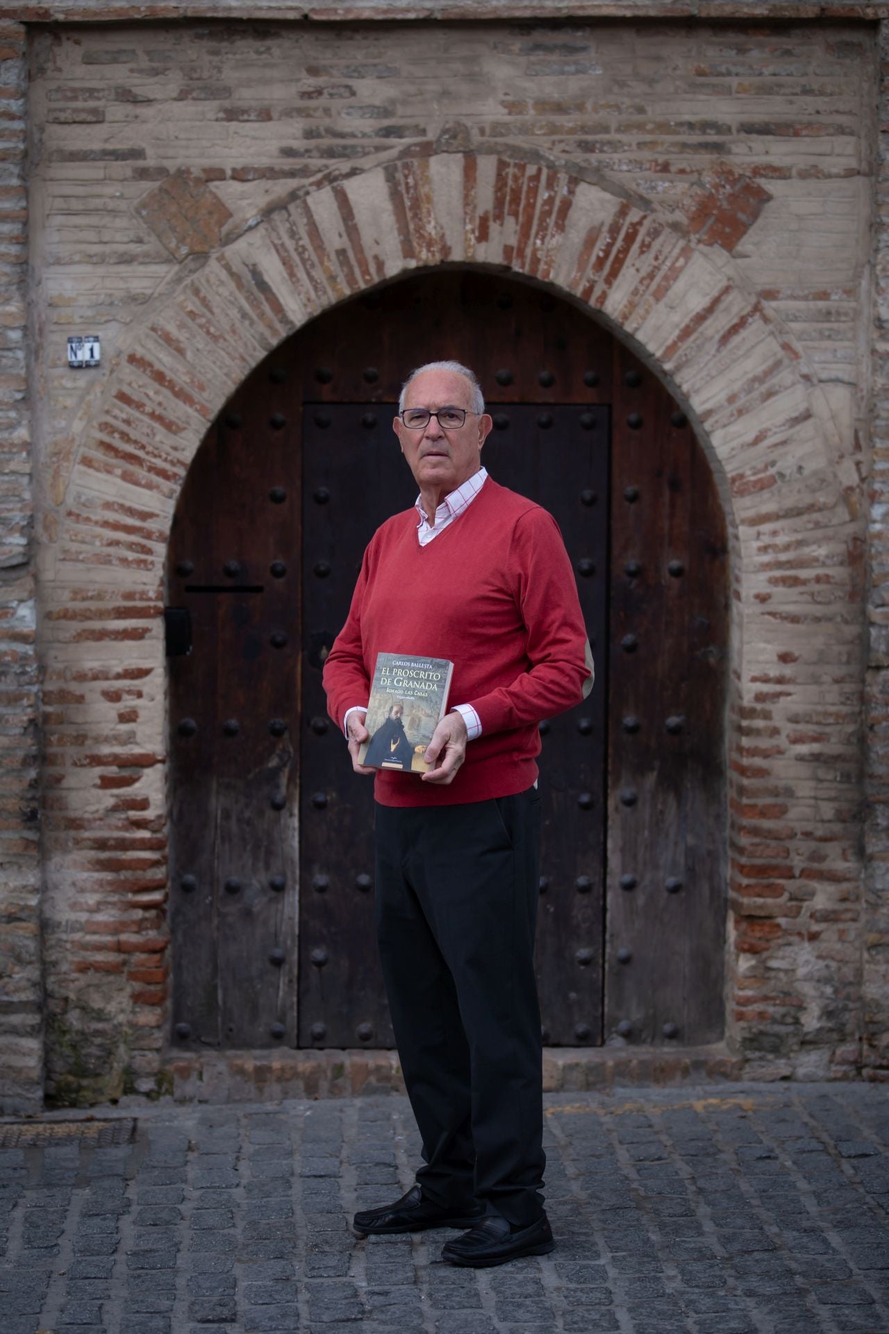 Carlos Ballesta, ante la puerta de la Casa de la Doctrina.