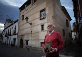 Carlos Ballesta posa con su libro ante lo que fue la antigua Casa de la Doctrina.