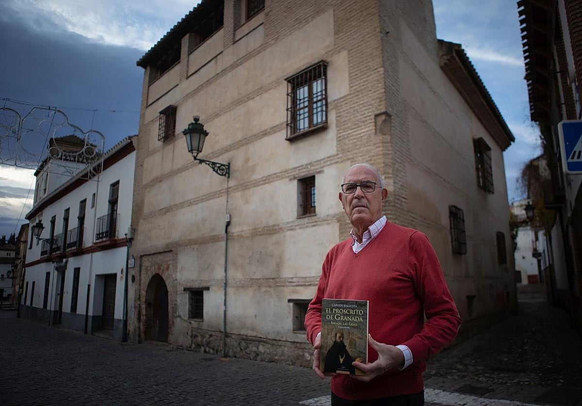 Carlos Ballesta posa con su libro ante lo que fue la antigua Casa de la Doctrina.