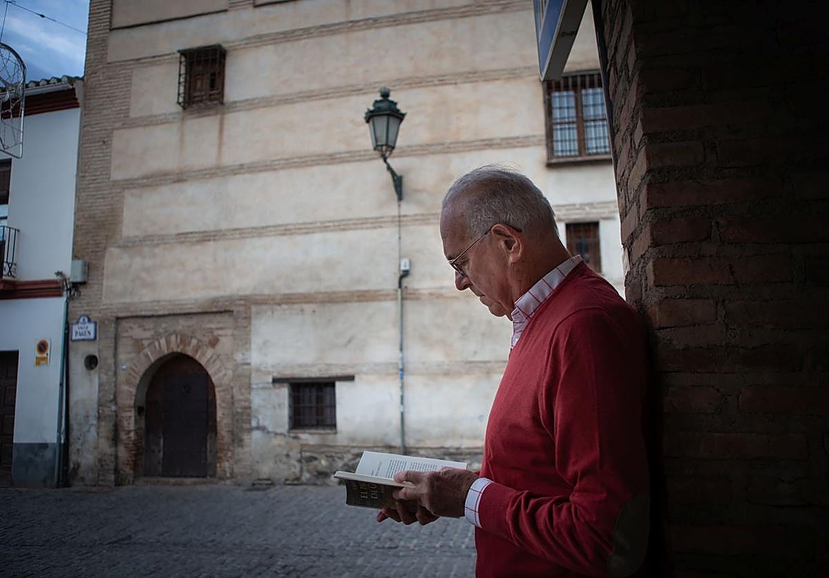 Imagen principal - jBallesta leyendo junto a la Casa de la Doctrina. 