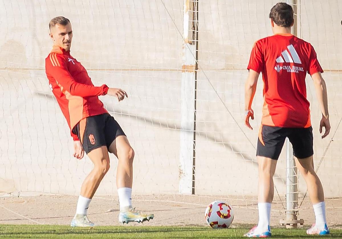Miguel Ángel Brau juega un balón durante el entrenamiento.