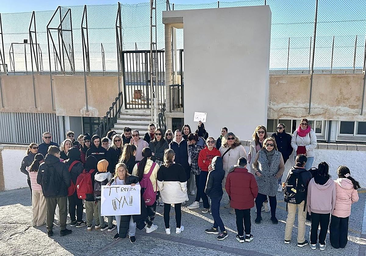 Manifestación a las puertas del colegio.