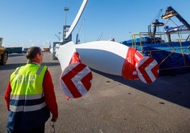 Palas gigantescas en el puerto de Motril.