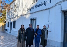 Visita de la delegada Ángela Hidalgo al albergue de Torredonjimeno.