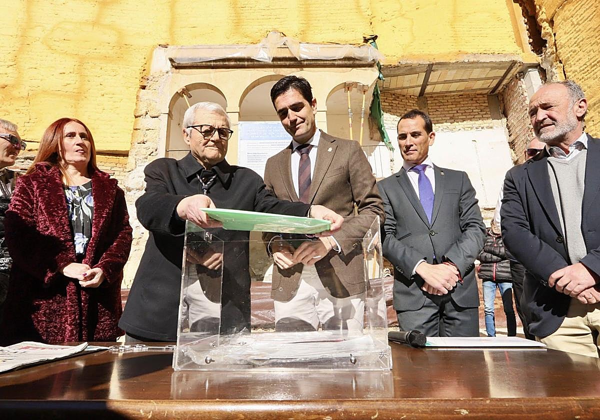Domingo Murcia, cronista de la ciudad, junto a las autoridades en el acto de colocación de la primera piedra.