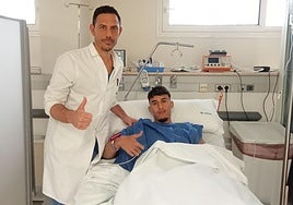 Rachad junto al doctor Claudio Vázquez, tras ser operado