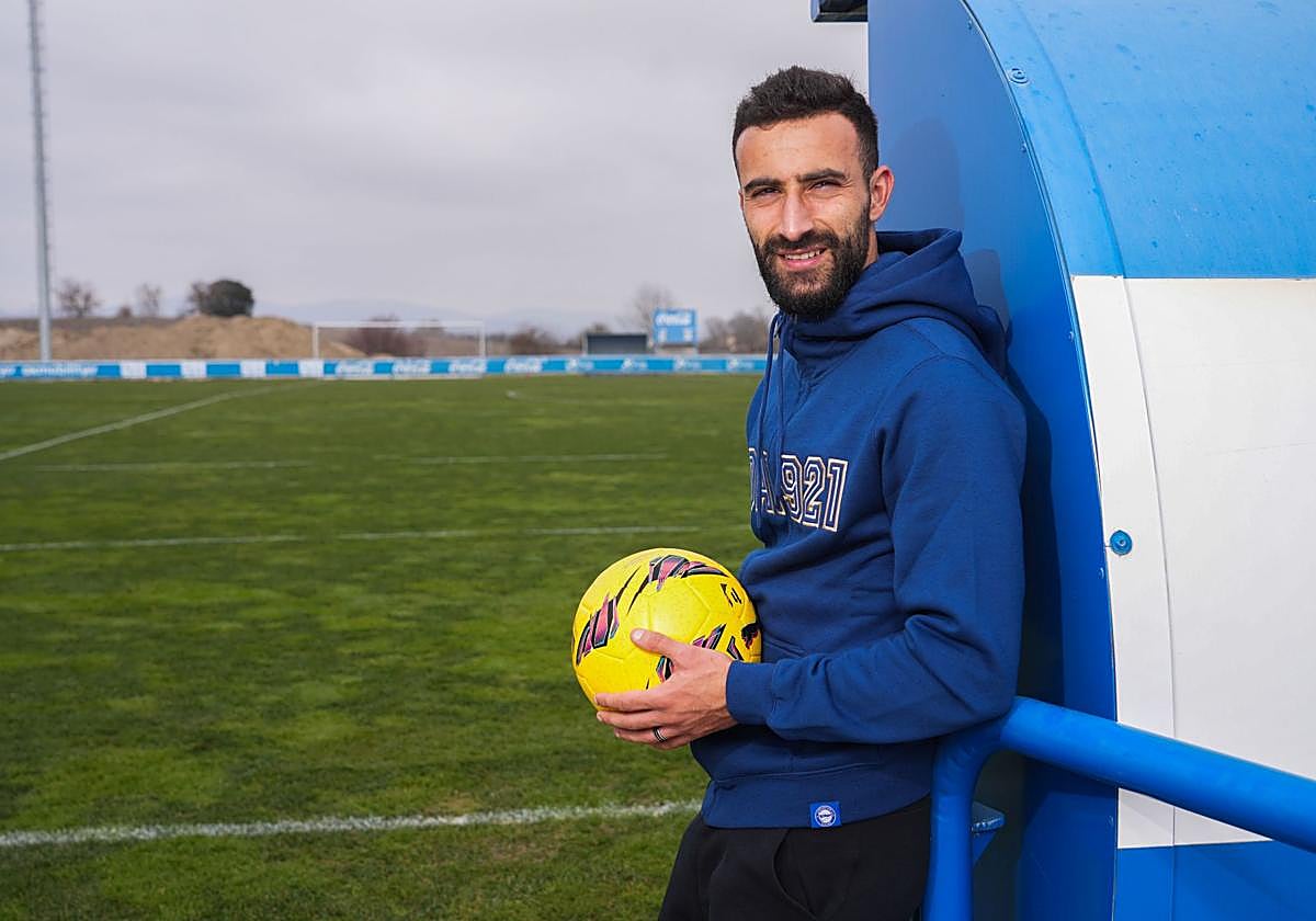 Abde Rebbach posa para una entrevista con El Correo, del grupo Vocento, durante su etapa en el Alavés.