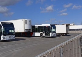 Fotografía del aparcamiento en el que se encuentran dos autobuses de Surbús.